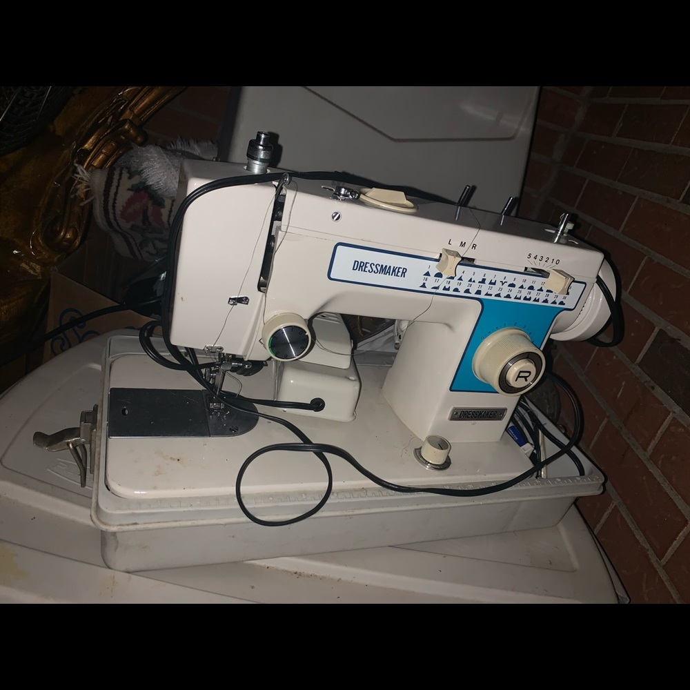 Sewing machine - Picture 2 of 5